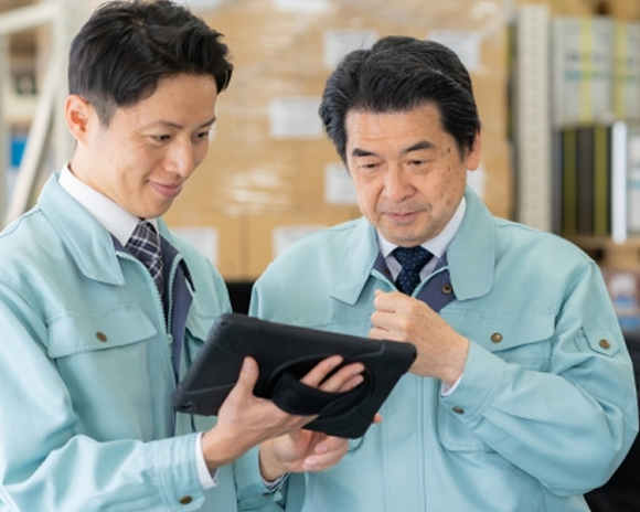 タブレットを確認するスタッフ