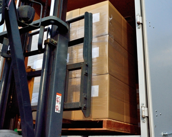 フォークリフトで荷物を運ぶ様子