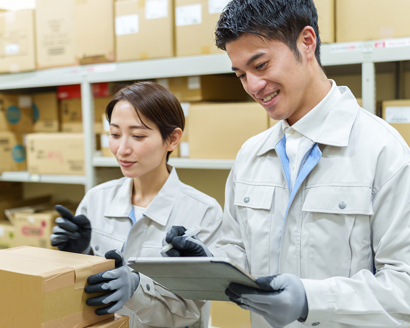 倉庫で荷物を確認するスタッフ