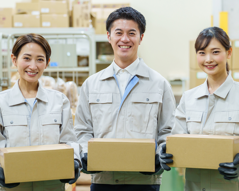 笑顔で荷物を持つスタッフ